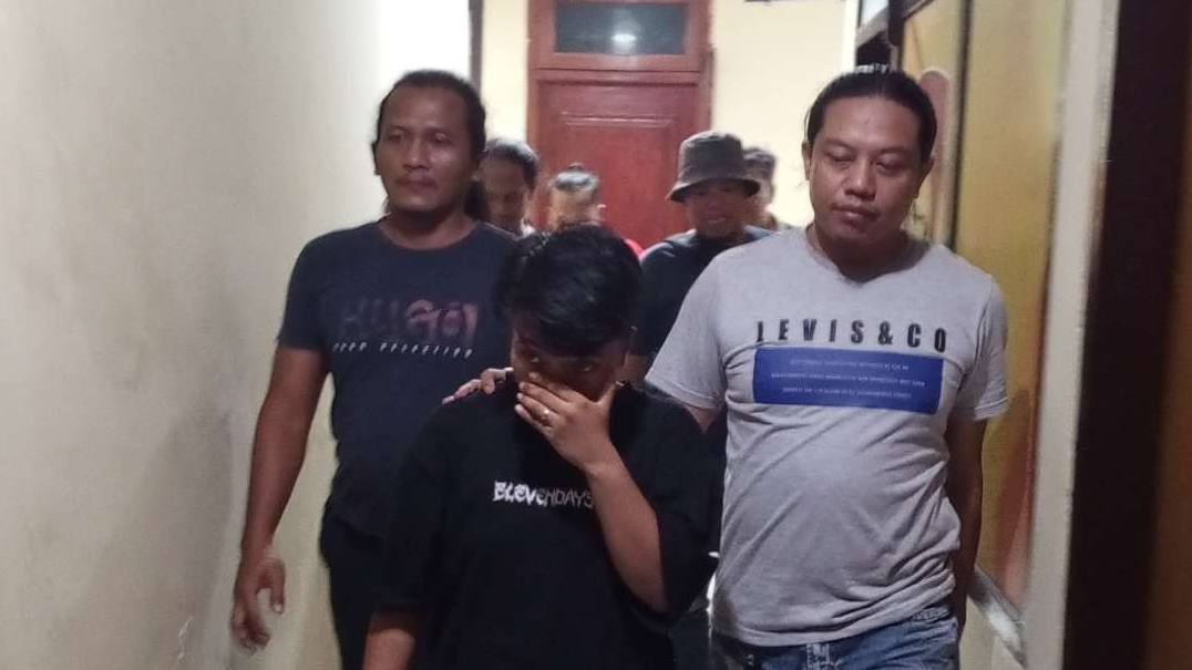 Tersangka MF alias Didi saat digiring petugas di Mapolres Lamongan (Foto : Imron Rosidi/Ngopibaremg.id)