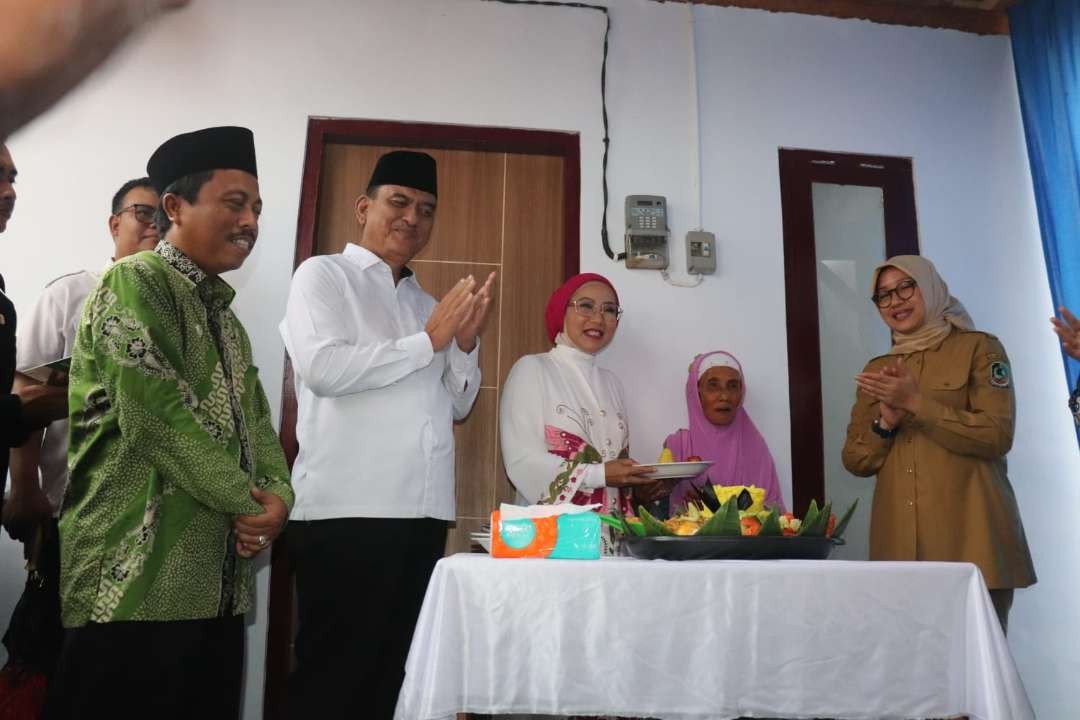 Bupati Banyuwangi Ipuk Fiestiandani bersama perwakilan Basnaz pusat menyaksikan penyerahan rumah layak huni pada warga Desa Macan Putih. (Foto: Humas Pemkab Banyuwangi)