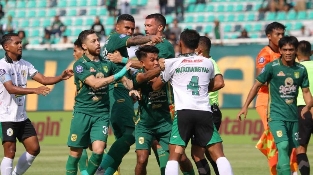 Pemain Persebaya terlibat perselisihan dengan Pemain PSS Sleman akibat pelanggaran keras terhadap Bruno Moreira. (Foto: Fariz Yarbo/Ngopibareng.id)