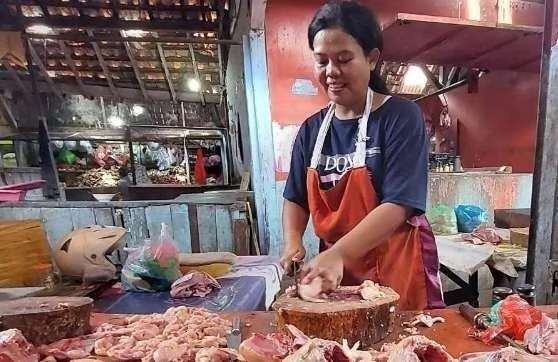 Seorang pedagang daging ayam di pasar tradisional Kota Probolinggo. (Foto: Ikhsan Mahmudi/Ngopibareng.id)