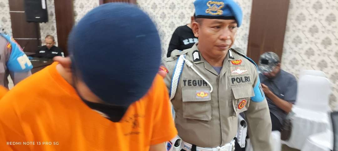 Seorang pria di Kediri terbakar api cemburu, sehingga ia tega meracuni teman perempuannya dengan potasium sianida. (Foto: Fendhy Lesmana/Ngopibareng.id)