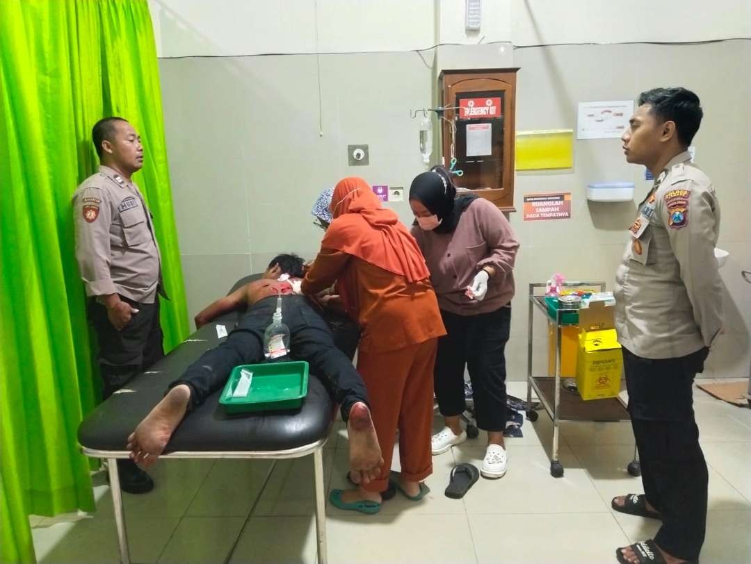 Polisi saat menjenguk korban yang sedang menjalani perawatan medis (Foto: Dok Polsek Kencong)