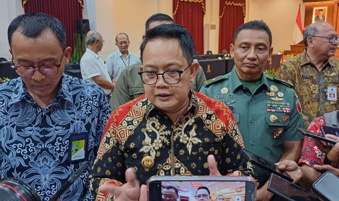 Pj Gubernur Jatim, Adhy Karyono usai melakukan rapat koordinasi ketersediaan stok BBM di Gedung Negara Grahadi, Surabaya, Selasa 5 Maret 2024. (Foto: Fariz Yarbo/Ngopibareng.id)