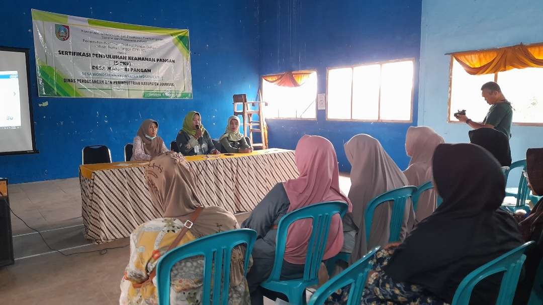 Sedikitnya 25 orang produsen makanan ringan di Kecamatan Wonosalam, mendapat fasilitasi pendaftaran izin edar produk makanan secara gratis. (Foto: Mardiansyah Triraharjo/Ngopibareng.id)