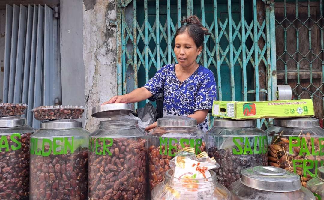 Tika, seorang pedagang di kawasan wisata religi Ampel Surabaya, was-was pendapatannya terancam berkurang di Ramadan tahun ini, karena relokasi. (Foto: Pita Sari/Ngopibareng.id)