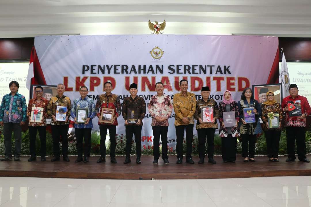 Serahkan LKPD 2023, Pemkab Kediri komitmen tingkatkan integritas tata kelola keuangan daerah. (Foto: Fendhy Lesmana/Ngopibareng.id)