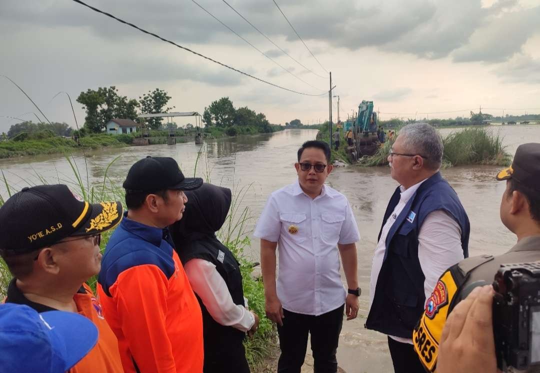 Pj Gubernur Jatim, Adhy Karyono, meninjau langsung tanggul jebol di Mojokerto. (Foto: Deni Lukmantara/Ngopibareng.id)