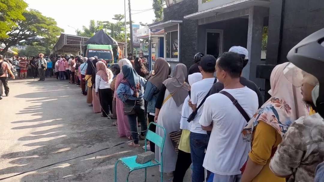 Ribuan warga antre beras murah di Blora, Jawa Tengah. (Foto: Ahmad Sampurno/ Ngopibareng.id)