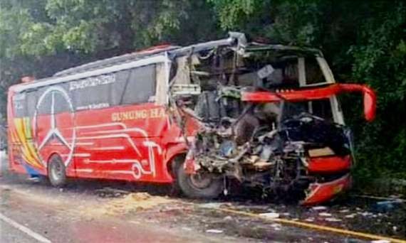 Kondisi bagian depan Bus PO Gunung Harta rusak berat akibat adu banteng lawan truk di Jalur Pantura Situbondo, Kania 7 Maret 2024. (Foto: Guido Saphan/Ngopibareng.id)