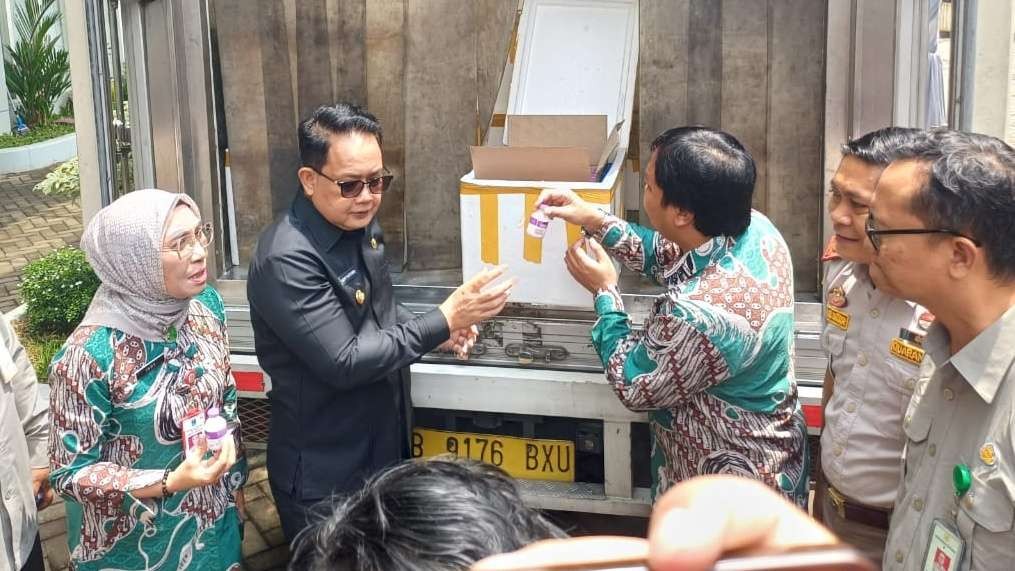 Pj Gubernur Jatim, Adhy Karyono, saat menerima vaksin PMK dan LSD di Gedung Dinas Peternakan Jatim, Surabaya, Kamis 7 Maret 2024. (Foto: Fariz Yarbo/Ngopibareng.id)