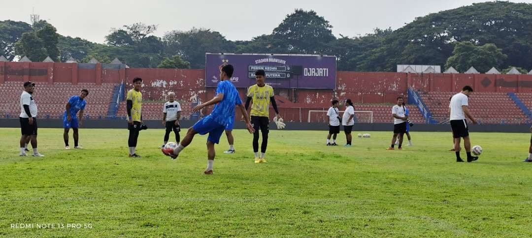 Rans Nusantara FC pada sesi latihan di Stadion Brawijaya Kediri sehari jelang lawan Persik Kediri. (Foto: Fendhy Lesmana/Ngopibareng.id)