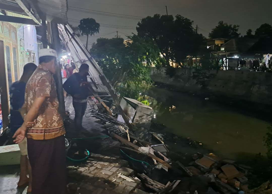 Plemgsengan Sungai yang mengalami longsor di daerah Bubutan Surabaya. (Foto: Pita Sari/Ngopibareng.id)