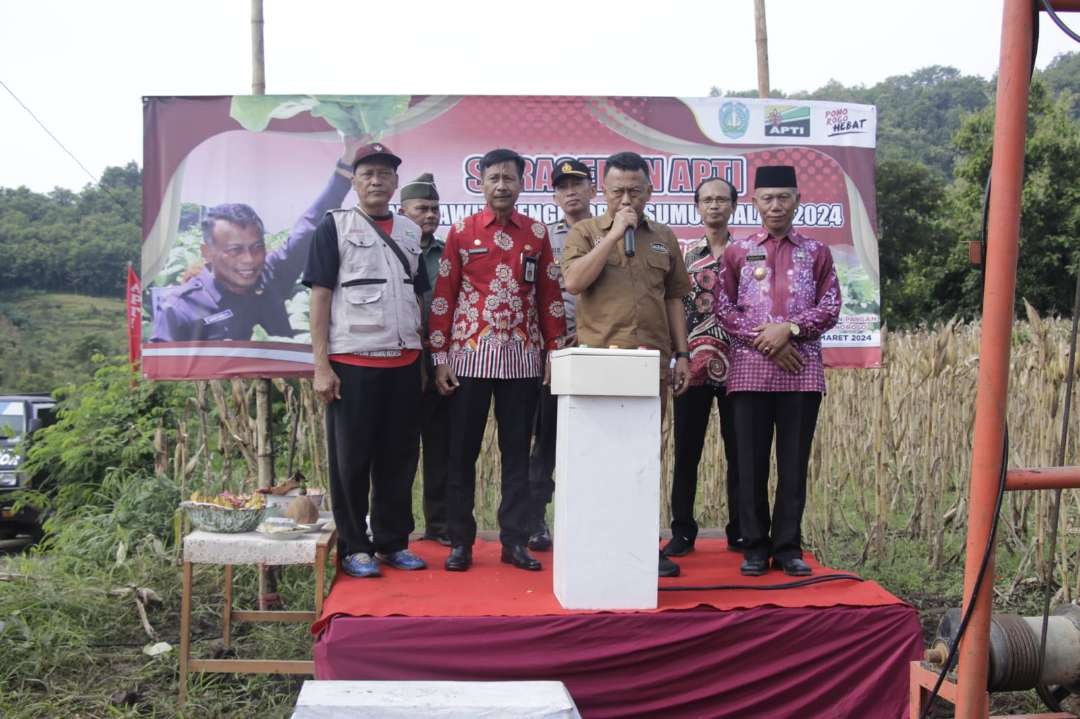 Bupati Ponorogo Sugiri Sancoko Kang menekan tombol menandai pengeboran sumur irigasi air tanah dalam (IATD) di Desa Biting Kecamatan Badegan, Kamis 7 Maret 2024. (Foto: dok. kominfo)