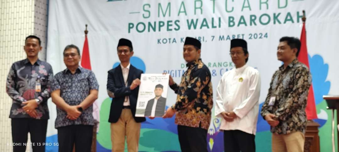 Kali pertama di Kediri transaksi keuangan non tunai  berbasis digital diterapkan di Pondok Pesantren Wali Barokah Kediri melalui Smart Card (Foto: Fendi Lesmana/Ngopibareng.id)