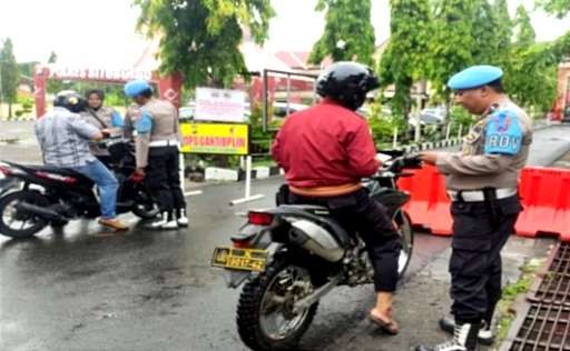 Anggota Propam Polres Situbondo melakukan operasi kedisiplinan dan ketertiban sebagai imbangan Operasi Keselamatan Semeru 2024 pada anggota Polres di pintu masuk Mapolres Situbondo. (Foto: Dok Humas Polres Situbondo)