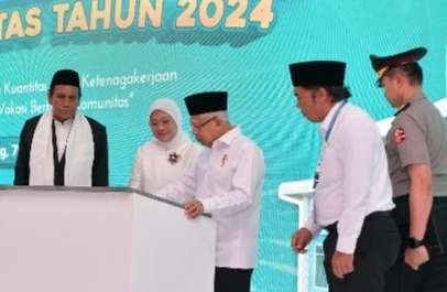 Wakil Presiden (Wapres) K.H. Ma’ruf Amin bersama Menaker Ida Fauziyah  saat meresmikan 525 BLK Komunitas Program Bantuan Pembangunan Tahun 2023 dan Festival Kemandirian BLK Komunitas, di Pondok Pesantren (Ponpes) Daarul Archam, Jalan Raya Rajeg Desa Tanjakan, Kecamatan Rajeg, Kabupaten Tangerang, Provinsi Banten, Kamis 7 Maret 2024. ( Foto: Setwapres)