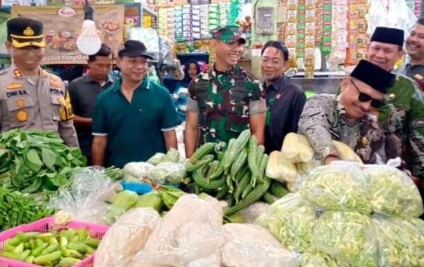 Bupati Situbondo Karna Suswabdi didampingi pejabat Forkopimda mengecek ketersediaan dan harga bahan pokok di pasar jelang puasa Ramadan 1445 Hijriah atau tinggal dua hari lagi. (Foto: Diskominfo Situbondo)