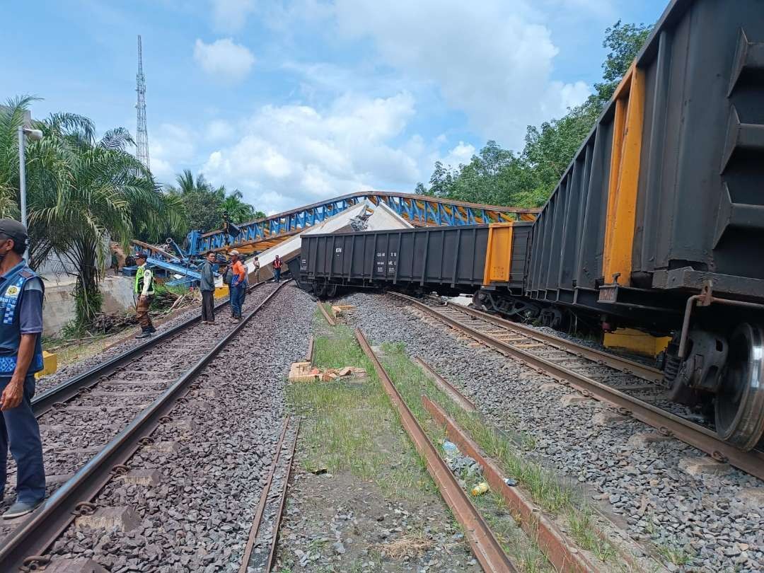 Kereta Api (KA) Babaranjang tertimpa beton Gilder dan besi peluncur Gilder proyek fly over Bantaian, Muara Enim, Sumatera Selatan, Kamis 7 Maret 2024. (Foto: X @opka_sumsel)