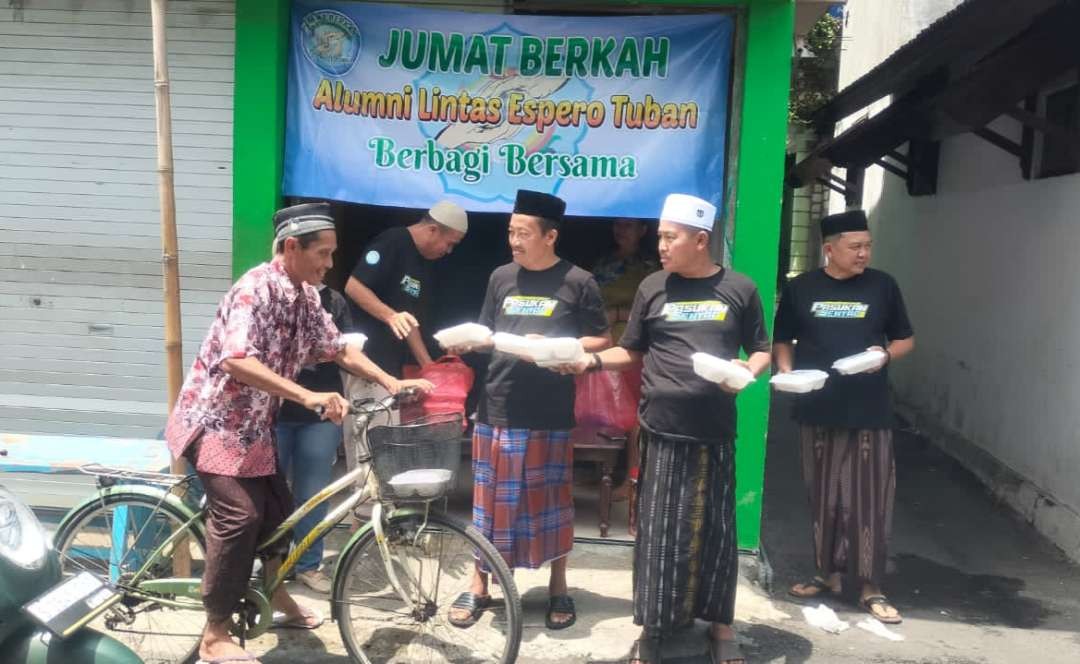 Jumat berkah alumni lintas Espero Tuban bagikan nasi kotak (Foto: dok. Lintas Alumni Espero)