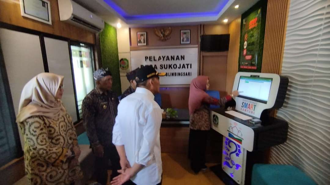 Menko PMK Muhadjir Effendy didampingi Bupati Banyuwangi, Ipuk Fiestiandani melihat ruang pelayanan Desa Sukujati. (Foto: Muh Hujaini/Ngopibareng.id)