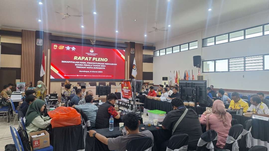 Suasana rapat pleno rekapitulasi perolehan suara Kecamatan Wonokromo, Jumat 8 Maret 2024. (Foto: Julianus Palermo/Ngopibareng.id)