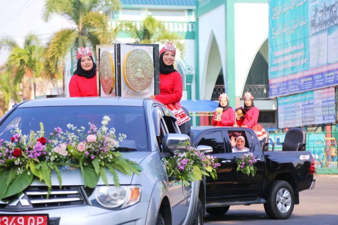 Kirab Adipura dilakukan dengan mengelilingi kota Banyuwangi. (Foto: Humas Pemkab Banyuwangi)