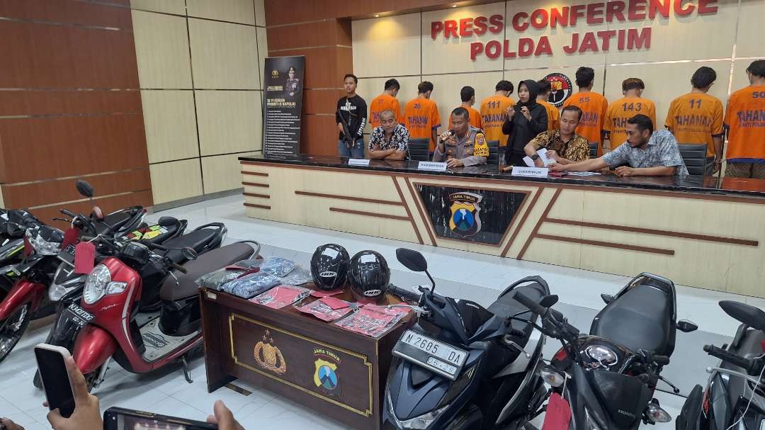 Sembilan pelaku kejahatan curanmor, curas, dan curat, yang beraksi di wilayah Malang dan Pasuruan, beserta barang bukti, saat rilis perkara di Mapolda Jatim, Jumat 8 Maret 2024. (Foto: Julianus Palermo/Ngopibareng.id)33