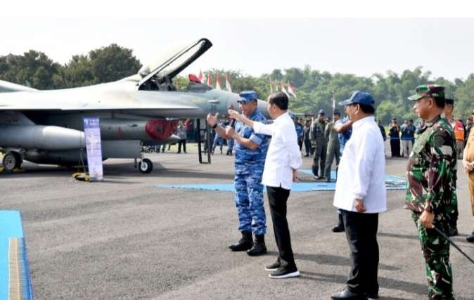 Presiden Jokowi meninjau alat utama sistem persenjataan (alutsista) TNI di Pangkalan TNI AU Iswahjudi, Kabupaten Magetan, pada kunjungan kerjanya di Provinsi Jawa Timur, Jumat, 8 Maret 2024. (Foto: BPMI Setpres)