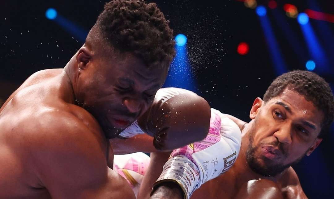 Anthony Joshua mendaratkan pukulan telak kepada Francis Ngannou. (Foto: Tangkapan Layar)