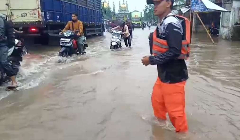 Petugas BPBD Jember saat melakukan asesmen di Desa Petung, Kecamatan Bangsalsari (Foto: Dok BPBD Jember)