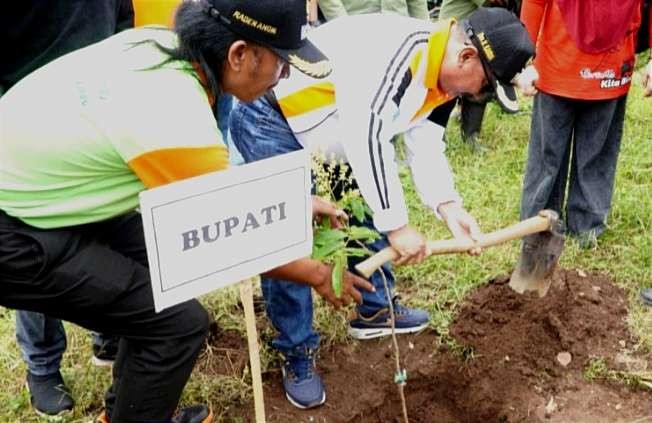 Bupati Situbondo Karna Suswandi memimpin penanaman 3.500 bibit pohon buah pada tiga lahan kritis di Kecamatan Jatibanteng, Sabtu 9 Maret 2024.(Foto: BPBD Situbondo)