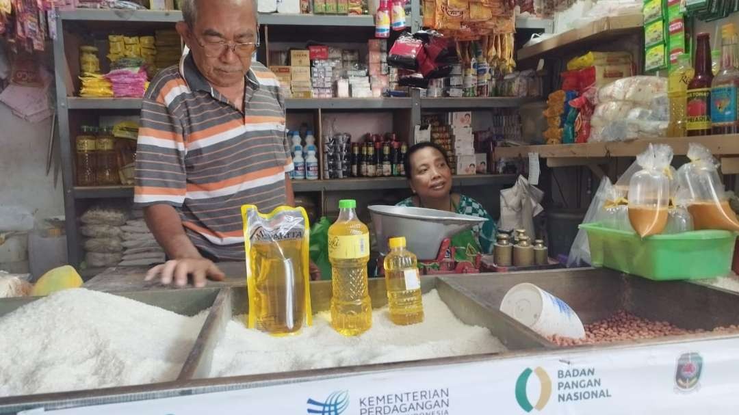 Salah satu pedagang beras di pasar Blambangan Banyuwangi (Foto: Muh Hujaini/Ngopibareng.id)