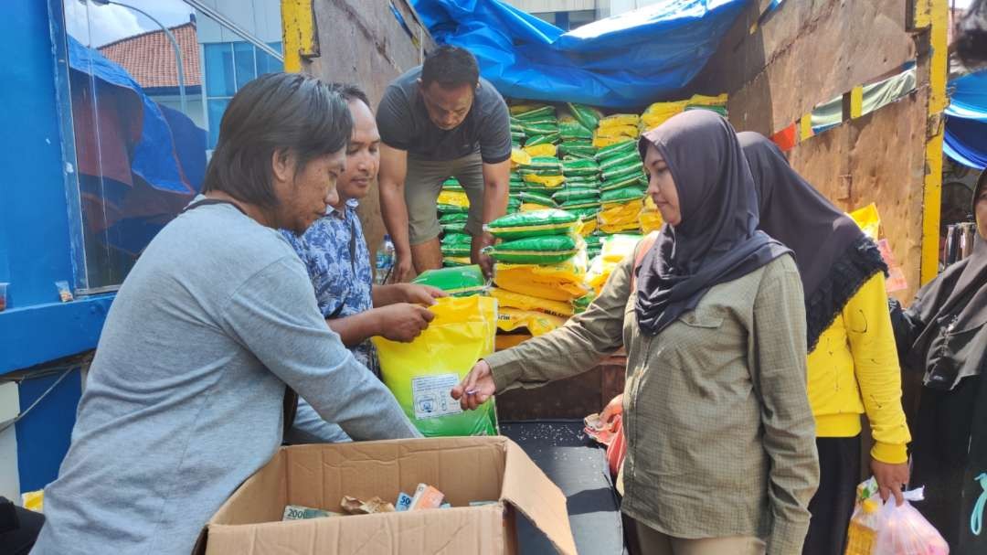 Warga saat membeli beras Bulog di operasi pasar. (Foto: Fariz Yarbo/Ngopibareng.id)