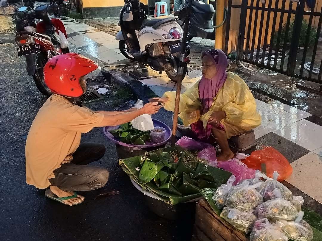 Pedagang kembang siraman untuk keperluan ziarah makam di Lamongan. (Foto: Imron Rosidi/Ngopibareng.id)