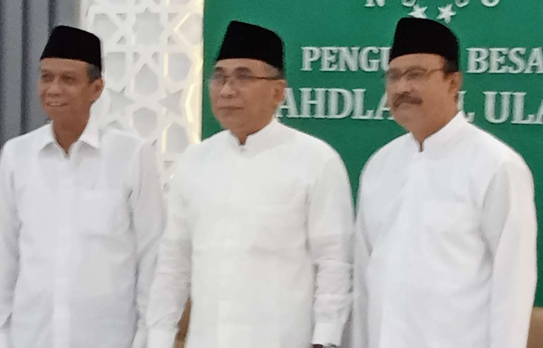 Ketua Umum PBNU Yahya Cholil Staquf didampingi Sekjen PBNU Saifullah Yusuf (kiri) dan Wakil Ketua Umum PBNU Amin Said Husni. (Foto: Asmanu Sudarso/Ngopibareng.id)