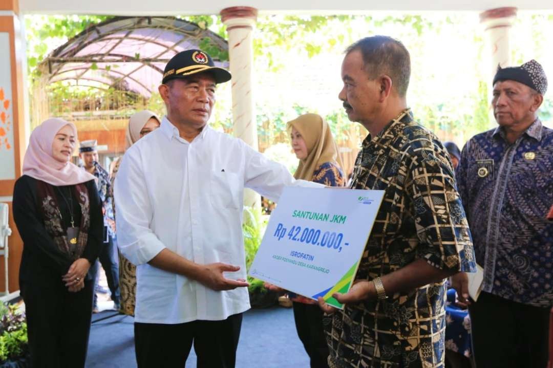 Menko PMK Muhadjir Effendy menekankan jika berbagai bantuan sosial ditujukan untuk warga yang miskin dan tidak produktif. (Foto: Dok. Kemenko PMK)