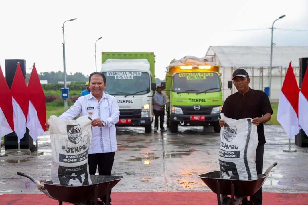 Bupati Jember Hendy Siswanto saat pelepasan pupuk organik si Jempol perdana, di Pabrik si Jempol. (Foto: Dok Diskominfo Jember)