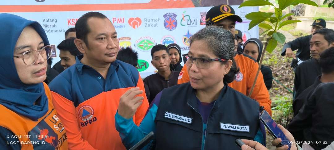 Perkaya Vegetasi Lingkar Klotok, BPBD  Kota Kediri galakan gerakan  reboisasi. (Foto: Fendhy Lesmana/Ngopibareng.id)