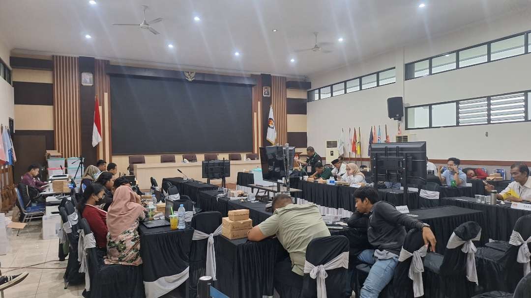 Potret ruangan Graha Swara, tempat rapat pleno rekapitulasi perolehan suara kota Surabaya, yang masih belum melakukan pleno hingga sore hari. (Foto: Julianus Palermo/Ngopibareng.id)