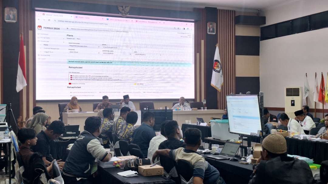 Suasana rapat pleno rekapitulasi suara tingkat kota untuk Kecamatan Wonocolo, Jumat 8 Maret 2024 malam. (Foto: Julianus Palermo/Ngopibareng.id)