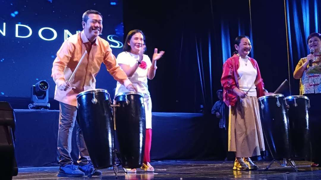 Ahmad Mahendra selaku Direktur Perfilman, Musik dan Media Direktorat Jenderal Kebudayaan Kemendikbudristek (kiri) membuka gelaran KILA di Gedung Cak Durasim, Surabaya. (Foto: Fariz Yarbo/Ngopibareng.id)