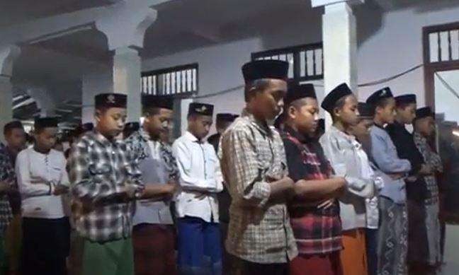 Jemaah Mahfilud Duror di Kabupaten Jember, Jawa Timur, telah memulai ibadah puasa Ramadhan 1445 Hijriah pada hari Minggu 10 Maret 2024. (Foto: Ant)