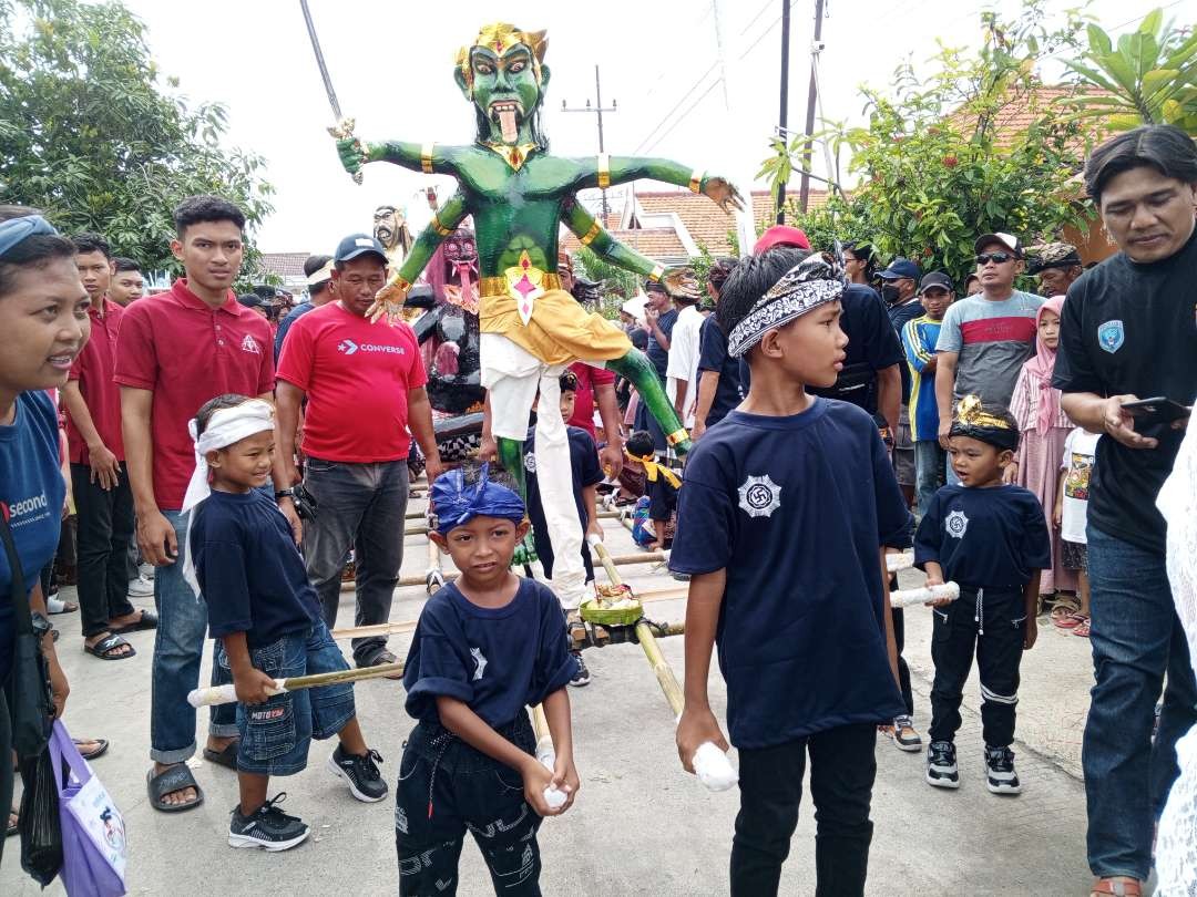 Pawai ogoh-ogoh di Desa Balun, Kecamatan Turi, Lamongan selalu dibanjiri massa setiap tahunnya. Kali ini ada peserta anak-anak alias bocil. (Foto: Imron Rosidi/Ngopibareng.id)