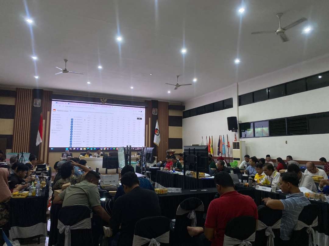 Rekapitulasi KPU Surabaya yang baru selesai minggu dini hari dengan hasil tertinggi untuk Paslon 02. (Foto: Istimewa)