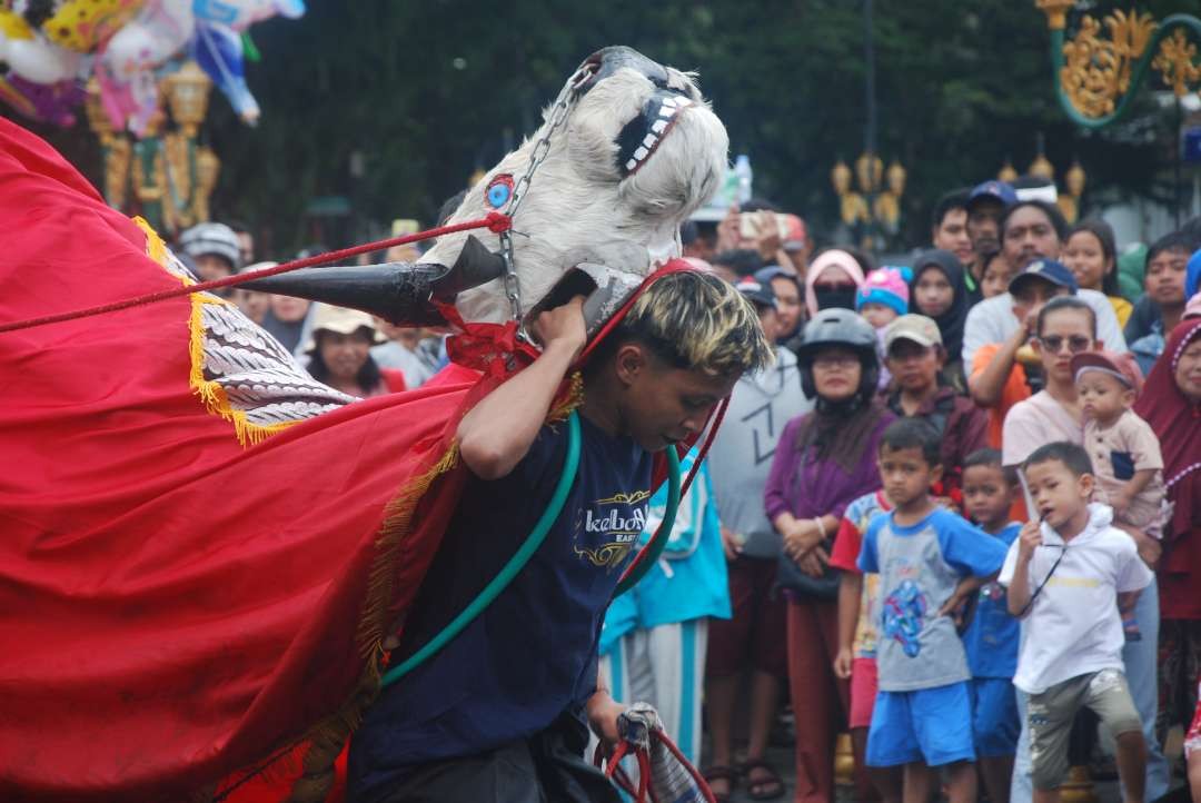 Bantengan turut memeriahkan pawai ogoh-ogo yang digelar PHDI Kota Malang di Alun-alun Tugu Malang, pada Minggu, 10 Maret 2024. (Foto: Moh Badar Risqullah/Ngopibareng.id) 