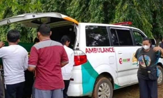 Empat korban meninggal  setelah meloncat dari lantai 22 sebuah apartemen di Karta Utara langsung dibawa ke RS  Cipto Mangunkusumo, Jakarta ( foto: Arsip Pol)