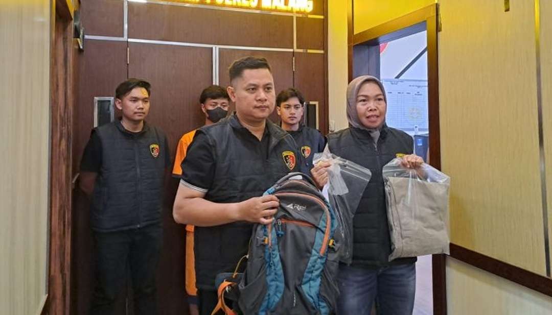 Terduga pelaku kekerasan seksual berinisial RAP, 20 tahun, saat diamankan oleh Satreskrim Polres Malang. (Foto: Moh Badar Risqullah/Ngopibareng.id)