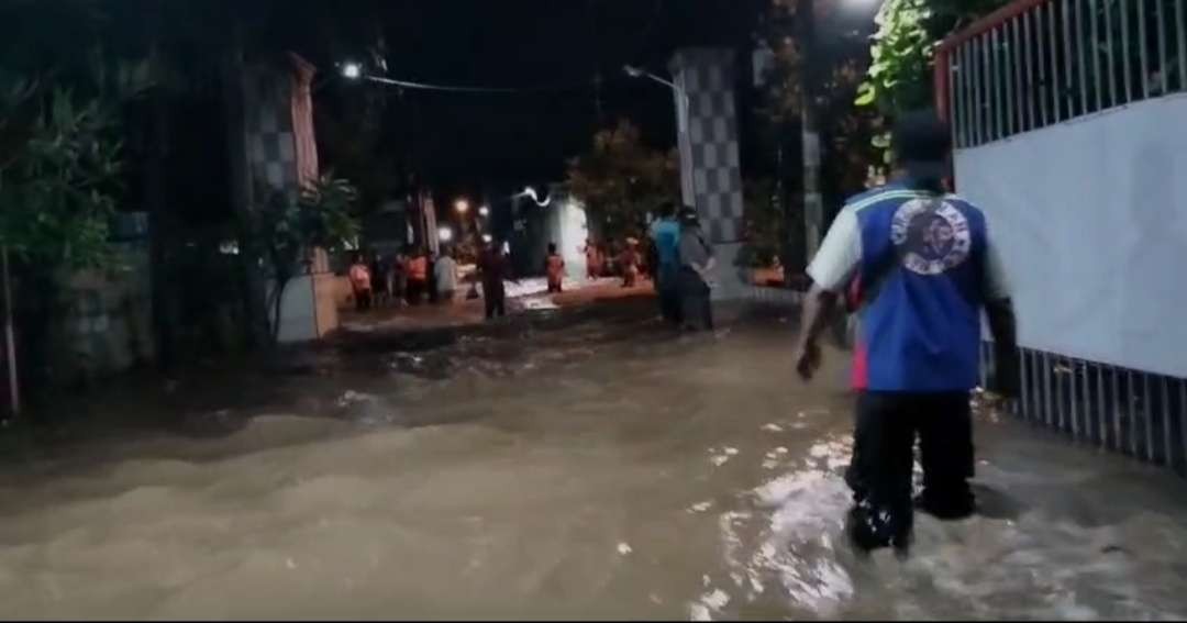 Banjir di Kota Mojokerto. (Foto: Deni Lukmantara/Ngopibareng.id)