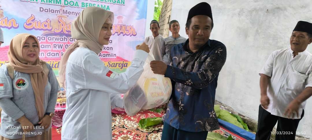 Dewan Penasehat LSM Saroja, Supriyo dan Ketua Umum RSTN, Nanda Prameswati berbagi sembako warga lereng kaki Gunung Klotok Kediri, Jawa Timur. (Foto: Fendi Lesmana/Ngopibareng.id)