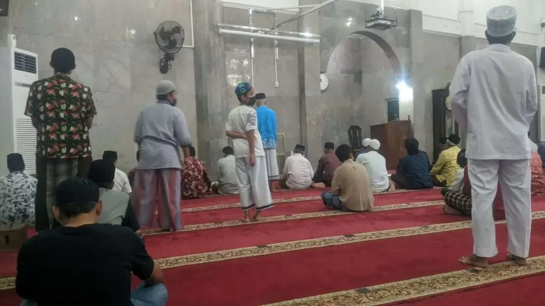 Ilustrasi jemaah Masjid At Taqwa Kota Bojonegoro yang mulai melaksanakan sholat isya dan sholat sunnah tarawih pada Jumat malam 1 April 2022.(Foto: dok. Sujatmiko jamaah At Taqwa Bojonegoro/ngopibareg.id)